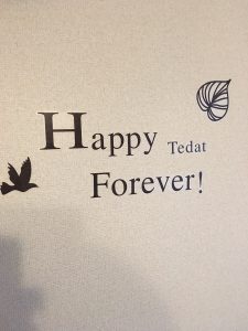 ニトリのHappy Tedat Foreverの意味