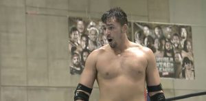 チャッキーＴの椅子とタンガロアのサムズアップ　ワールドタッグリーグ佳境