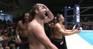 ピーターさんがいるとジェイホワイトも笑顔に。一方の棚橋と真壁は泣きっ面。