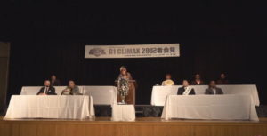 アメリカでも笑いが取れる男タイチ、内藤哲也の背後から写真撮影をする余裕