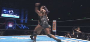 EVILの闇はオカダの光に消滅させられた。優勝決定戦へ進むのはオカダか飯伏に決定。