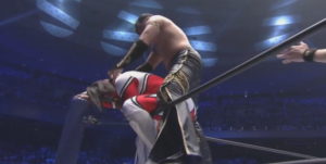 昨日、自分のためにブチギレてくれたライガーのマスクを剥ぐタイチ。