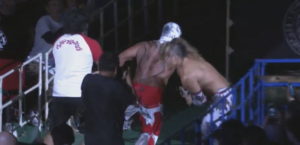 鬼神ライガーから逃走した鈴木みのる、バックヤードでも蹴られていた。