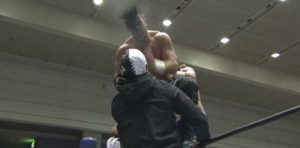 BUSHI乱入で宣戦布告の毒霧噴射!オスプレイは11月3日の対戦を宣言。