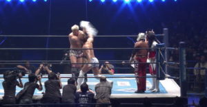 飯伏幸太がオカダの頭をブリーフケースでフルスイング!!