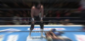 黙して語らぬSANADAと膝を負傷したジェイ|衛生面を気遣うジェイはホワイト