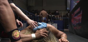 棚橋弘至に背を向けて、飯伏幸太...去る